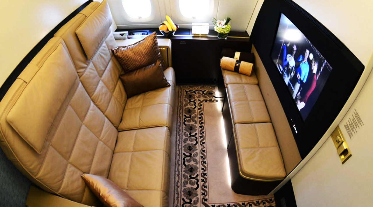 Sofá de couro e TV de 32 polegadas para relaxar durante a viagem