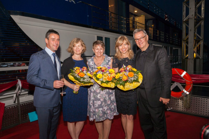 Batizado do AmaStella em Vilshofen, Alemanha Com  Robert McGeary, diretor do Australian Pacific Touring (APT); Susan Murphy, AmaWaterways; a madrinha  Carole Smethurst, Proprietária de agência Virtuoso  em Perth, Australia; Kristin Karst e Rudi Schreiner, co-fundadores da  AmaWaterways