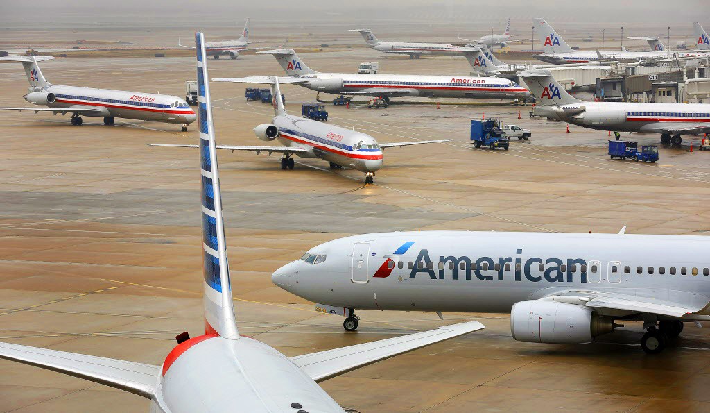 Após investir mais de US$ 3 bilhões, American receberá mais de 500 aeronaves até 2020 American Airlines jets maneuver around the Tarmac at Dallas Fort Worth International Airport, Thursday, December 18, 2014. DFW Airport, American Airlines and the Transportation Security Administration held a press event to reveal this year's holiday travel projections, new amenities at DFW, as well as travel and security tips for customers to ensure an outstanding holiday travel experience. (Tom Fox/The Dallas Morning News)