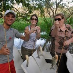 André Sidrao, da Costa Brava, Karen Pupo, da Rosa Massoti, e Beatriz Alves, da Biatur, em um dos passeios do Iberostar Grand Amazon