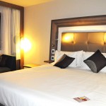 Cama bem conhecida da rede Novotel no quarto Executive Room
