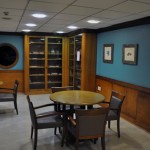 Espaço do segundo deck inclui uma biblioteca