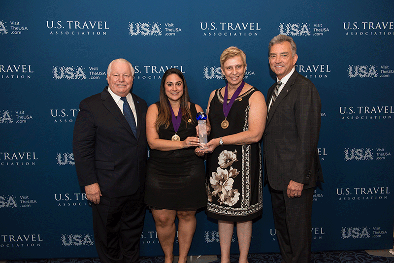IPW - Saiba quais são as operadoras brasileiras que mais vendem EUA Bárbara Picolo, da Flytour, recebendo o prêmio de Roger Dow e Chris Thompson