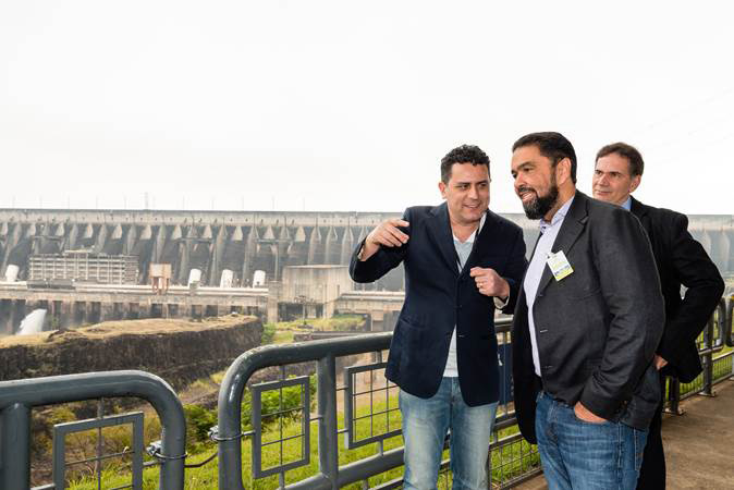 Itaipu Binacional e Embratur firmam parceira para divulgar Foz durante período dos Jogos Gilmar Piolla apresenta detalhes da Usina a José Parente e a Sérgio Flores (Foto: Rubens Andrade)