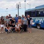 Grupo em frente ao ônibus da Fontur, receptivo da Visual em Manaus