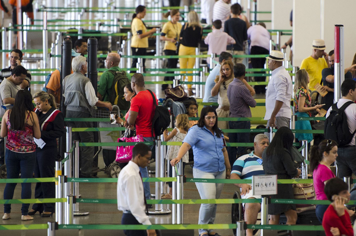 Após queda, MTur aposta na Rio 2016 para retomar fluxo turístico; veja 10 maiores emissores 1 Brasília - Movimento no aeroporto de Brasília antes do feriado de Carnaval. (Marcelo Camargo/Agência Brasil)