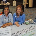 Marjori Schroeder e Elizabeth Bassler, do SeaWorld Marjori Schroeder e Elizabeth Bassler, do SeaWorld