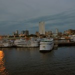 Navio deixa Manaus durante o  pôr-do-sol
