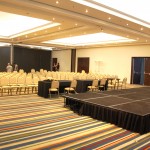 Sala com capacidade para mais de 300 pessoas Sala com capacidade para mais de 300 pessoas