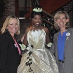 Sharon Siskie e Lynn Clark com a princesa Tiana Sharon Siskie e Lynn Clark com a princesa Tiana