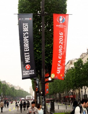 Turkish espalha banners pela Champs-Élysées para promover Euro 2016