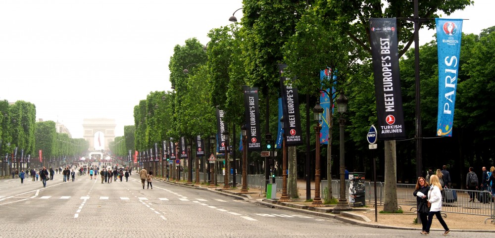 Turkish espalha banners pela Champs-Élysées para promover Euro 2016 1 Turkish Airlines promove campanha na Champs Elysées (Foto: Divulgação)