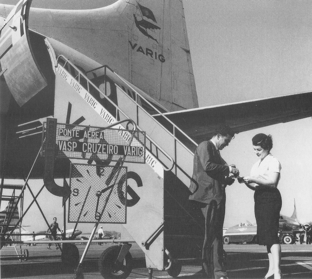 ESPECIAL: 10 anos da aviação brasileira sem a Varig; veja fotos e depoimentos 4 Acima vemos o Convair 240 que realizava a PonteAérea RioSão PauloRio, onde os clientes eram recepcionados ao pé da escada. Fonte VARIG