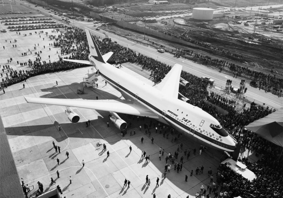 Boeing Company completa 100 anos de história; veja especial 6 Boeing_747_rollout_3-915x640