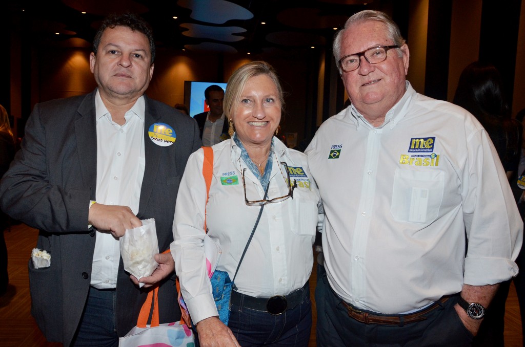 Carlos Vieira, presidente da ABAV-DF, com Rosa Masgrau e Roy Taylor, do M&E
