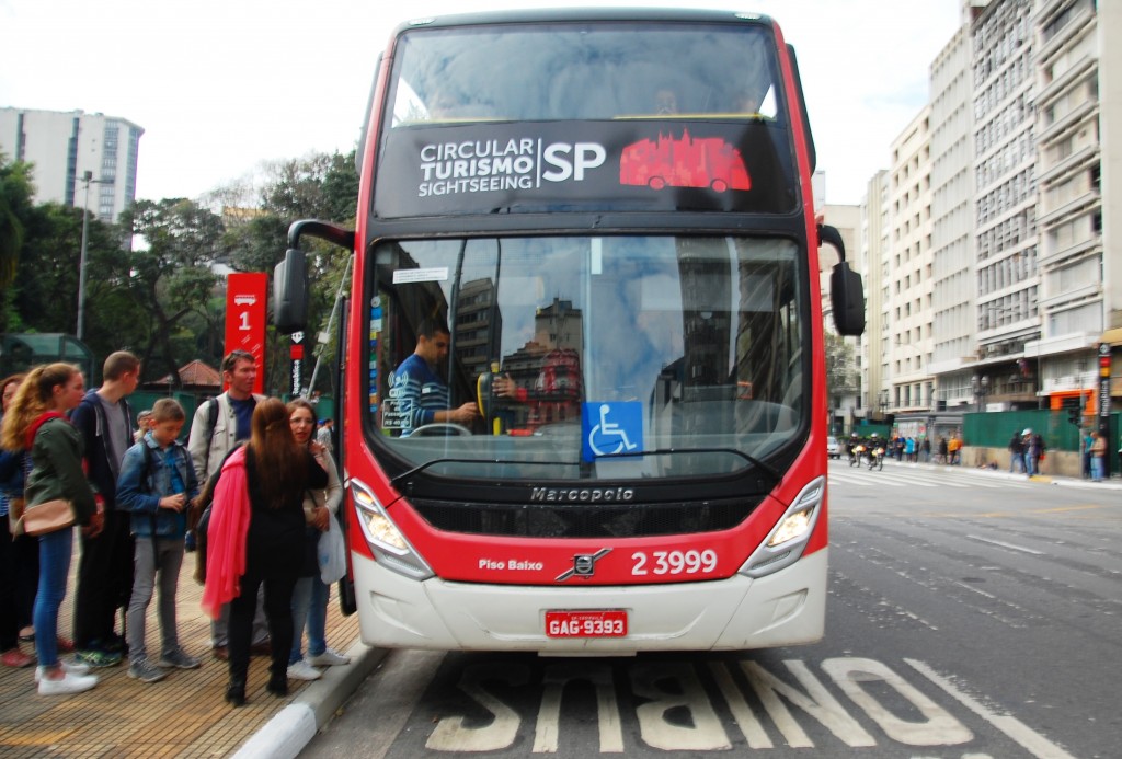Um tour por São Paulo: uma visão do alto do busão Ônibus circular turístico de São Paulo