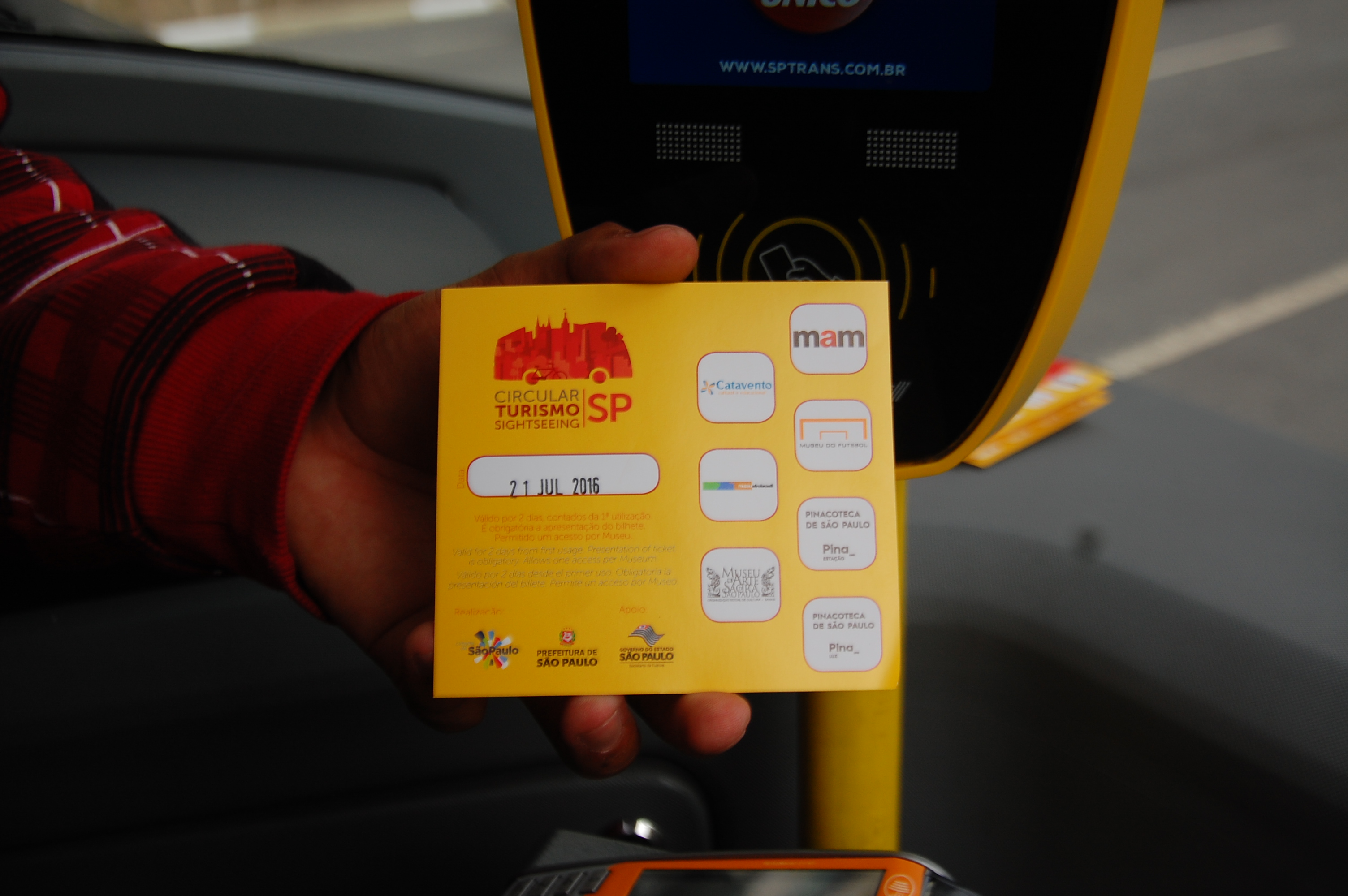Ticket que o passageiro recebe que permite que ele visite até sete museus da cidade em dois dias Ticket que o passageiro recebe que permite que ele visite até sete museus da cidade em dois dias