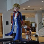 Estátua do "O Pequeno Príncipe" e a raposa no hall de entrada