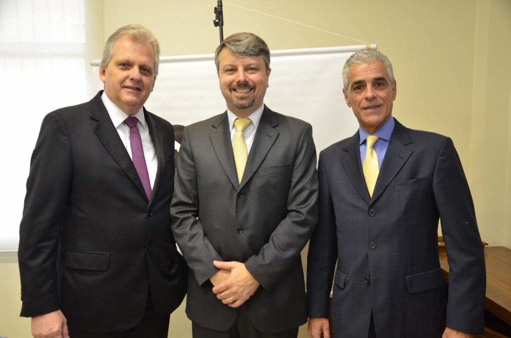 Freelancers e cláusulas contratuais dominam Fórum Executivo da Abav-SP; saiba mais 1 Na home, o presidente da Abav-SP, Marcos Balsamão. Aqui, ele com o presidente da Abav Nacional, Edmar Bull, e o diretor-executivo da Abav-SP, Renato Melo