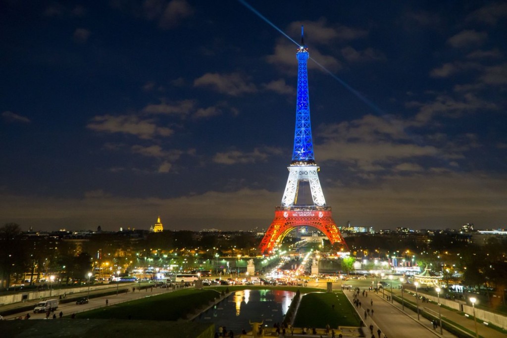 Em solidariedade as vítimas de Nice a Torre Eiffel usa as cores da França desde ontem a noite
