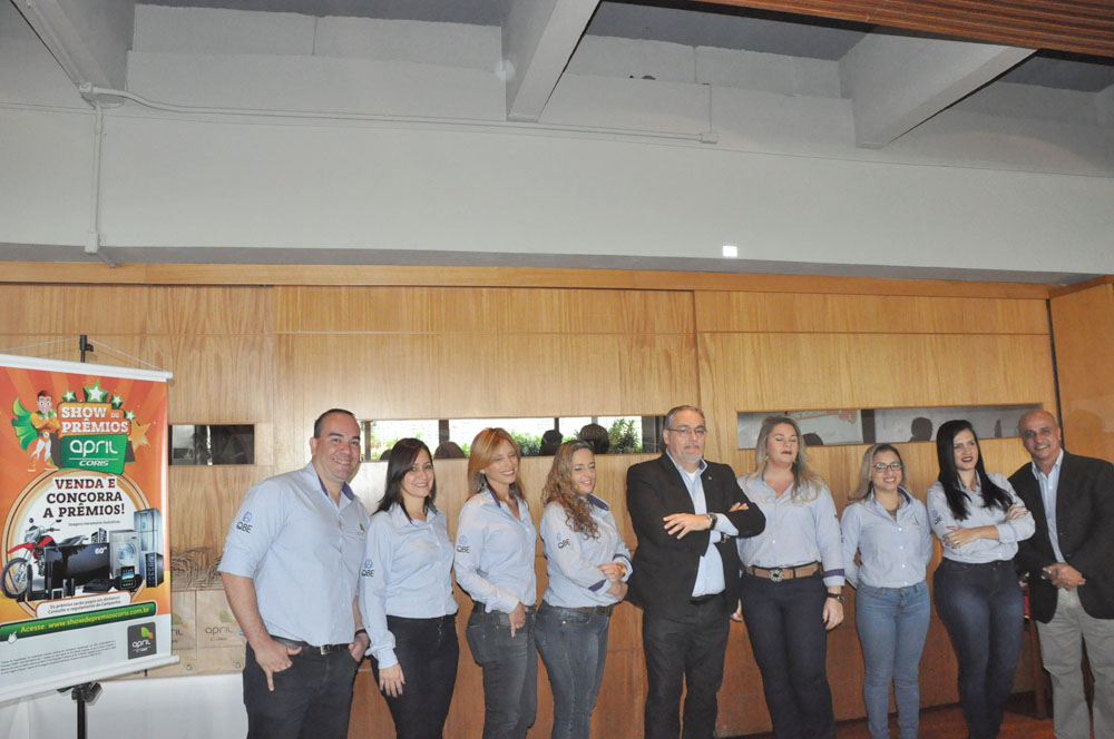 April reúne 100 agências em roadshow para anunciar portal EAD e novos seguros 1 Equipe da April sob o comando de Agnaldo Abrahão e Carlos Luiz Silva