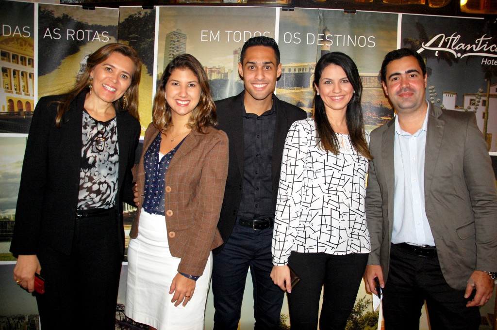 Eva Mello, Tatiana Póvoa, Rodrigo Barbosa, Monique Abreu e Renato Pezzino, da equipe de Vendas da Rede Atlântica