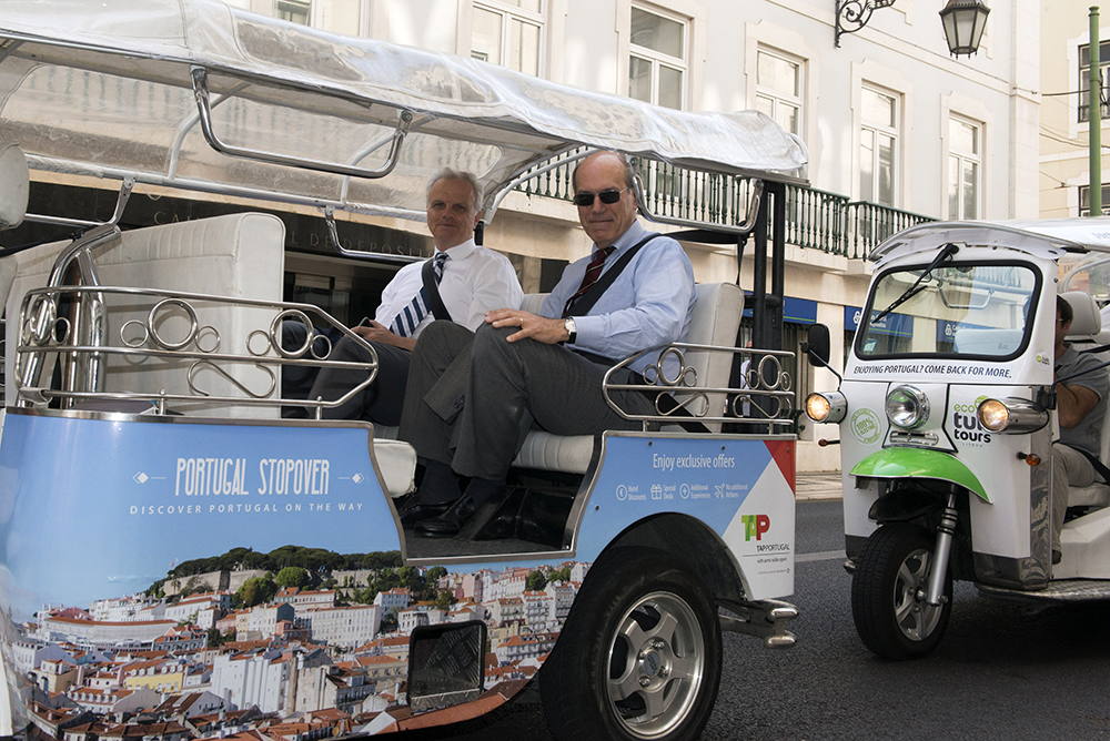 Tap lança programa “Portugal Stopover”, de airpass doméstico e estima atrair 300 mil pax por ano 1 Fernando Pinto e David Neeleman participam da promoção nas ruas de Lisboa Tap lança programa “Portugal Stopover”, de airpass doméstico e estima atrair 300 mil pax por ano