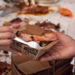 O kit é servido com três tipos de carne, salada e uma bebida