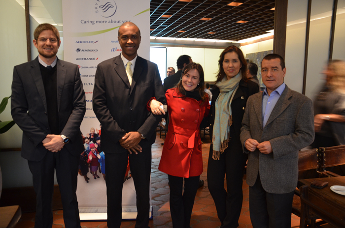 Skyteam reúne parceiros e associados em São Paulo 1 Gonzalo Romero da Aerolíneas Luis Sobrinho da AirEuropa Carla de Mario Marin da Aeromexico Valéria Fernandes da Alitalia e Ivan Blanco Cadahia Aerolíneas 1 Skyteam reúne parceiros e associados em São Paulo