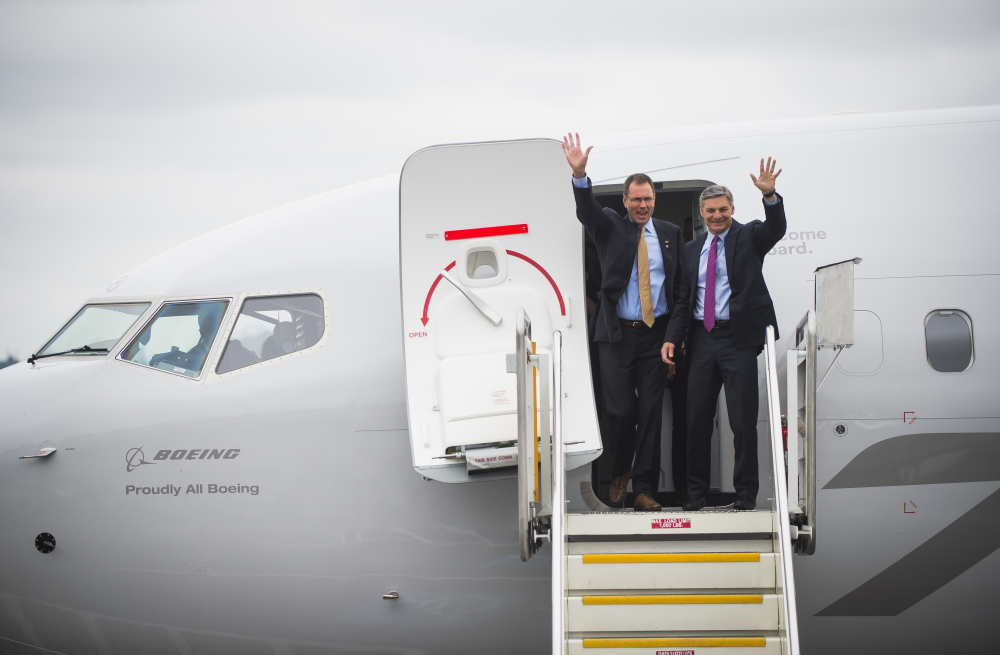 O CEO da Alaska, Brad Tilden, e o CEO da Boeing Commercial Airplanes, Ray Conner