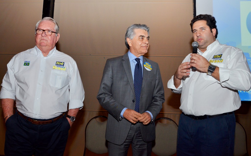 O ministro do Turismo, Alberto Alves, entre Roy Taylor e Vitor Bauab, do M&E