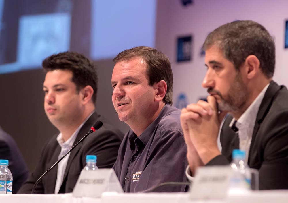 Paes destaca melhorias na infraestrutura com Rio-2016 ao inaugurar o Media Center Prefeito Eduardo Paes entre Marcelo Pedroso e Leonardo Piciani - foto: Renato Sette - Camara3