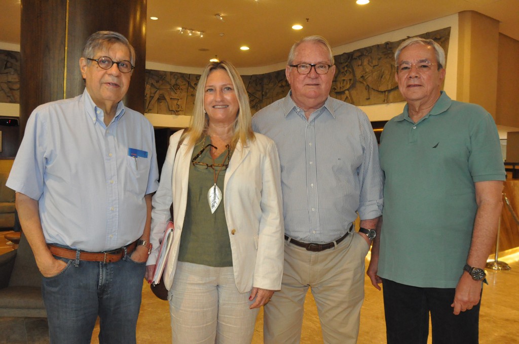 Roy Taylor e Rosa Masgrau, do M&E, entre Paulo Gaudenzi, do Salvador Destination, e Érico Pina, secretário de Cultura e Turismo de Salvador
