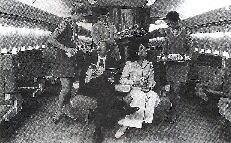 ESPECIAL: 10 anos da aviação brasileira sem a Varig; veja fotos e depoimentos 2 Serviço de bordo nos DC-10-30, que servia as rotas intercontinentais da VARIG.