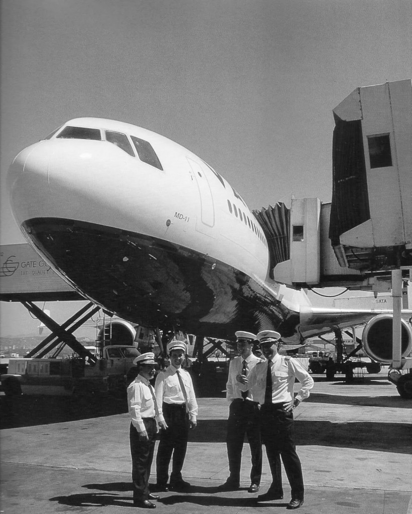 Tripulantes técnicos posando em frente à um MD11 da VARIG Foto Arquivo VARIG