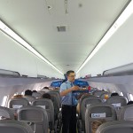 O comissário serve bebidas aos passageiros