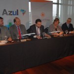 Marcelo Bento e Carlos Eduardo Pellegrino, diretores da Azul, com Liliam Kechichián, ministra do Turismo e Esportes do Uruguai e o vice-ministro Benjamin Liberoff