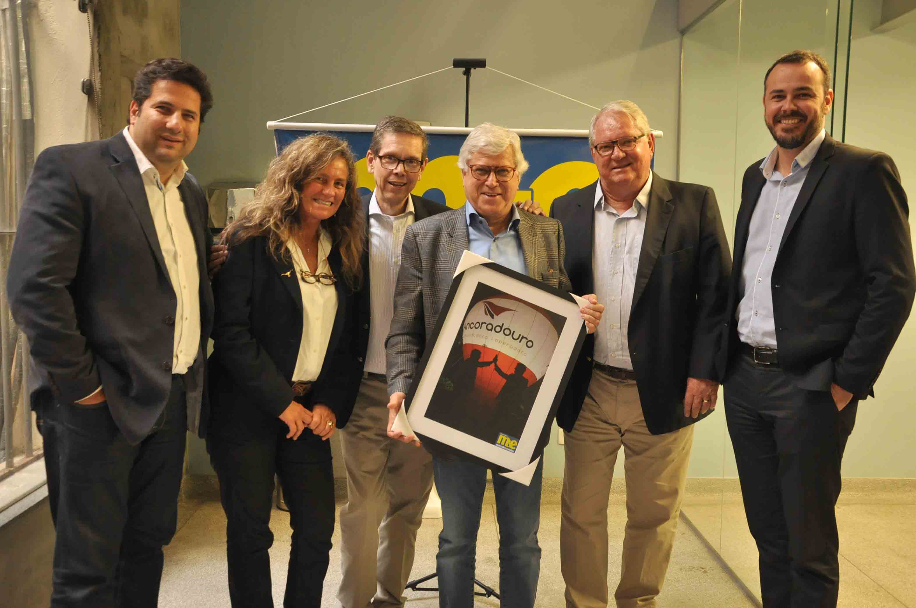 Juarez Cintra Filho recebe homenagem do M&E 1 Juarez Cintra Filho e Cassio Oliveira, da Ancoradouro com Vitor Bauab, Mari Masgrau, Roy Taylor e João Taylor, do M&E