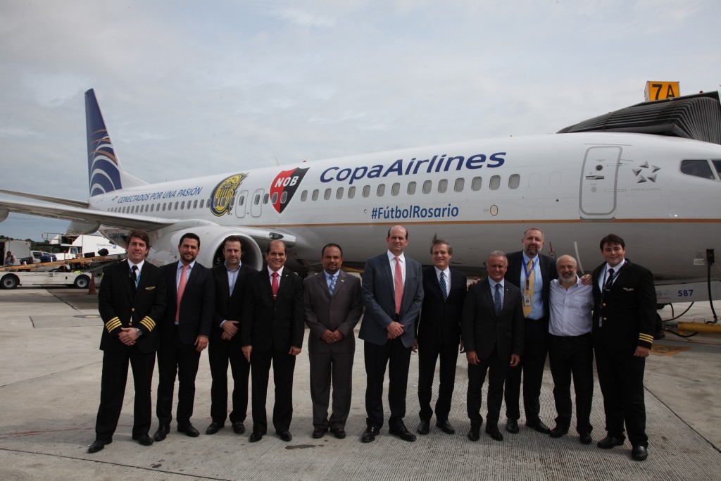 Copa Airlines inaugura rota da Cidade de Rosário até a Cidade do Panamá a esquerda para direita, o capitão do voo inaugural com destino a Rosário; Gustavo Vargas, gerente de comunicações externas da Copa Airlines; Emerson Sanglard, gerente de marketing da Copa Airlines para a América do Sul; Dionísio de Gracia, Embaixador do Panamá na Argentina; Edwin García Garcia, vice-presidente de serviços aeroportuários da Copa Airlines; Joseph Fidanque III, gerente geral do Aeroporto Internacional de Tocumen; Robert Katz, subdiretor geral da Aeronáutica Civil do Panamá; Gustavo Esusy, gerente regional da Copa Airlines para a América do Sul; Hector “Pichi” De Benedectis, secretário de Turismo da cidade de Rosário; e o co-piloto do voo inaugural com destino a Rosário