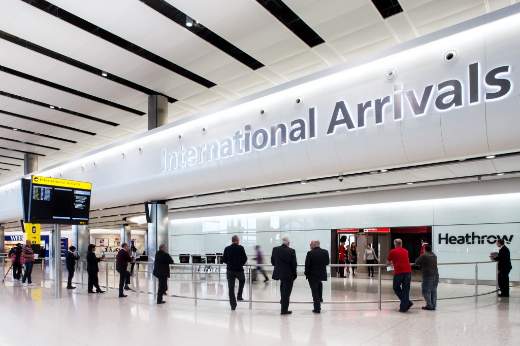 Reino Unido reduz quarentena de viajantes internacionais para 10 dias 1 Heathrow Airport, Terminal 2A, first day of operations, arrivals concourse, 04 June 2014.