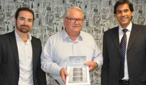 GTA presenteia CEO do M&E com cartão assistencial