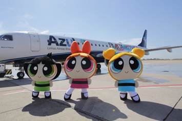 Meninas Superpoderosas ganham os céus em aeronave da Azul Docinho, Florzinha e Lindinha junto com aeronave da Azul