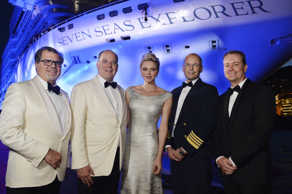 Seven Seas Explorer é batizado em Monte Carlo Frank Del Rio, presidente e CEO da Norwegian Cruise Line, Alberto II Principe de Mônaco, Princesa Charlene de Mônaco, Stanislas De Lacombe, capitão do Explorer e Jason Montague-presidente da RSSC (Foto:Divulgação)