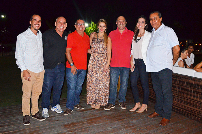 Decolar.com promove evento com representantes do trade em Porto Seguro Felippe Xavier, da Decolar, com Guto Jones, da Sectur; Carlos Augusto, Vanessa e Alexandre, do Eco Resort; Renata, da Decolar e Paulo César, secretário de Turismo