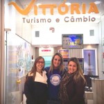 Caxias do Sul (RS) - Alexandra Macagnan (executiva de Vendas do Grupo Trend) entre as agentes Patrícia Lemos e Cibeli Lemos (Vittória Turismo e Câmbio)