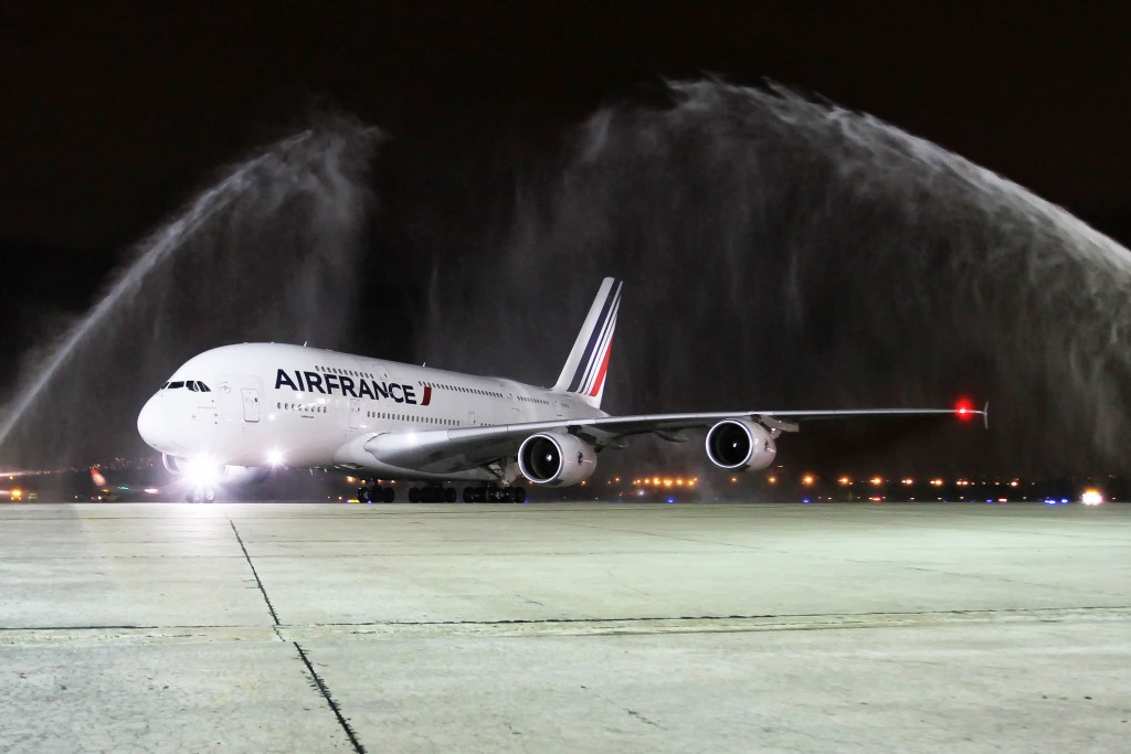 Air France traz ao Rio pela primeira vez o A-380 para levar delegação da França O A380 foi saudado com jatos de água na chegada