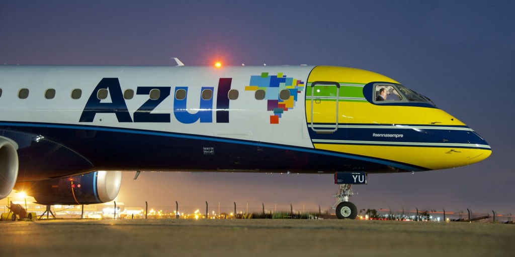 Avião da Azul com as cores do capacete do Senna