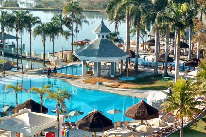 O novo Bar Molhado foi construído entre as piscina de adulto e criança pensando na facilidade para pais   Foto: divulgação