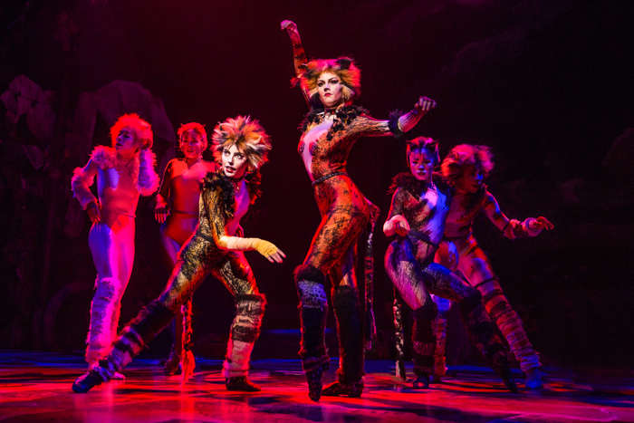 Espetáculo Cats sendo exibido no palco da Broadway, em Nova York