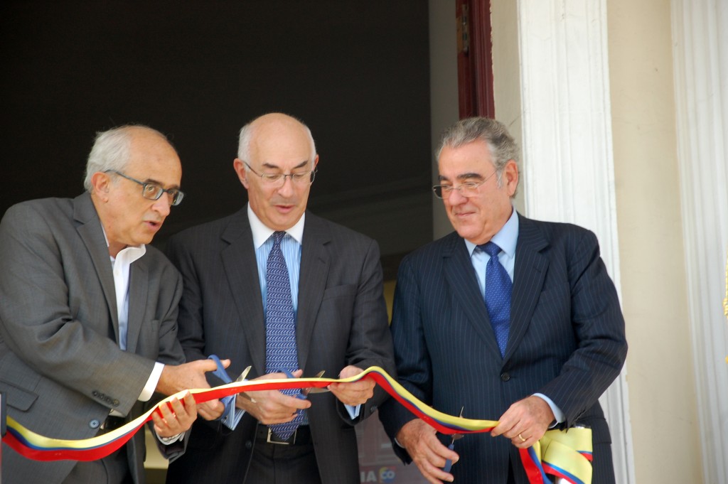 José Efromovich e o embaixador Alejandro Borda, cortam a fita na inauguração